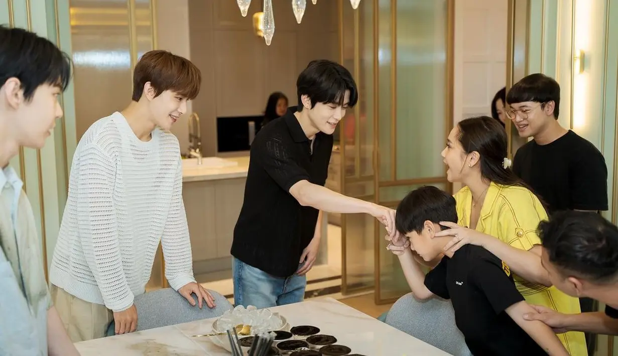 Ini adalah momen saat Rafathar salim dengan Jaehyun. Lantaran tidak mengerti, Jaehyun sempat ikut-ikutan mencium tangan Rafathar. Momen ini sukses bikin tertawa. Kakak Rayyanza ini juga salim dengan Jungwoo dan Doyoung. (Foto: Instagram/ raffinagita1717)