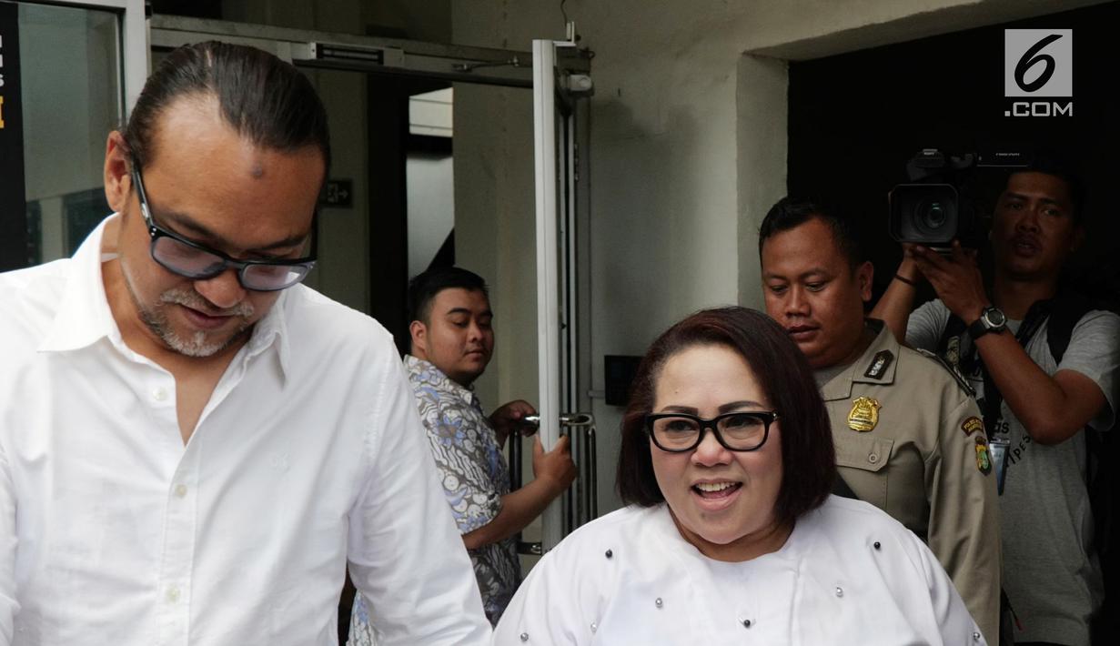 Pelawak Tri Retno Prayudati atau Nunung Srimulat dan suaminya July Jan Sambiran tiba untuk menjalani sidang perdana di Pengadilan Negeri Jakarta Selatan, Rabu (2/10/2019). Nunung dan July Jan Sambiran akan mendengar pembacaan dakwaan oleh Jaksa Penuntut Umum. (Liputan6.com/Herman Zakharia)
