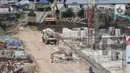 Aktivitas pekerja saat menyelesaikan proyek pembangunan Pasar Senen Blok I dan II, Jakarta, Minggu (15/11/2020). Rencananya, proyek senilai Rp 900 miliar tersebut akan dibangun menjadi kawasan berorientasi transit (TOD) dan ditargetkan rampung pada 2022. (merdeka.com/Iqbal S Nugroho)