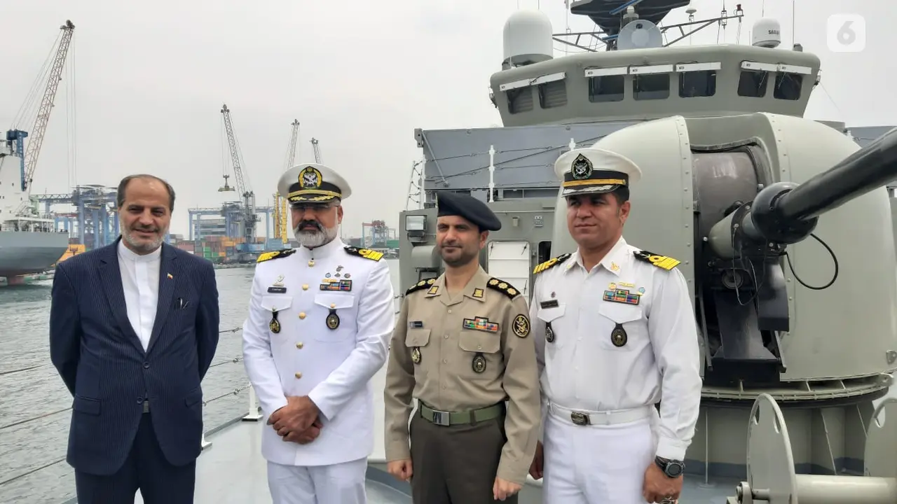 Dubes Iran Mohammad Azad bersama perwira militer negaranya di atas Kapal  Iris Dena di Pelabuhan Tanjung Priok.