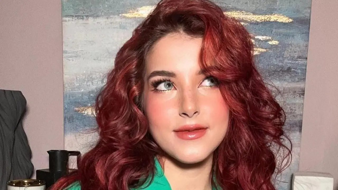 Pesona Tasya Farasya cantik dengan rambut merah