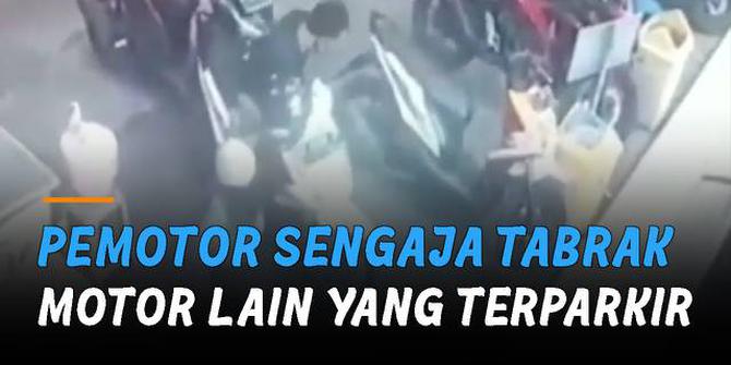 VIDEO: Hendak Keluar Parkiran, Pemotor Malah Sengaja Tabrak Motor Lain yang Terparkir