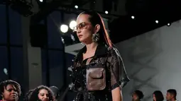 Melalui akun Instagram pribadinya, Enzy turut mengunggah momen saat dirinya catwalk di New York Fashion Week 2022. (FOTO: instagram.com/enzystoria)