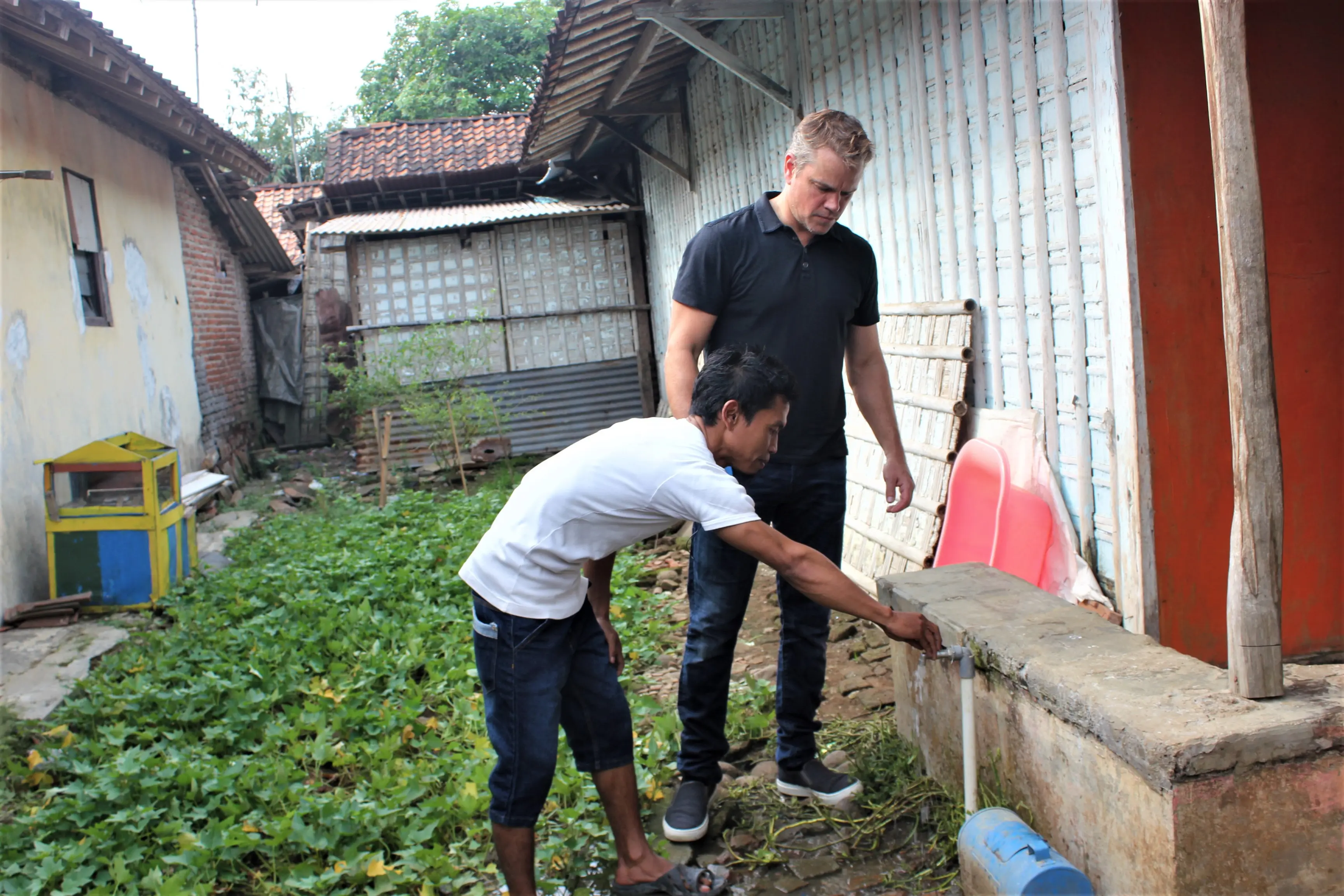 Matt Damon saat berkunjung ke rumah pelanggan PDAM bernama Suntoro di Batang, Jawa Tengah, Indonesia untuk melihat dampak kemajuan program organisasi Water.org yang didirikannya. (Water.org)