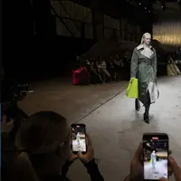 Mycelium menjadi tema koleksi dari Alexander McQueen FW22 Womenswear Collection.