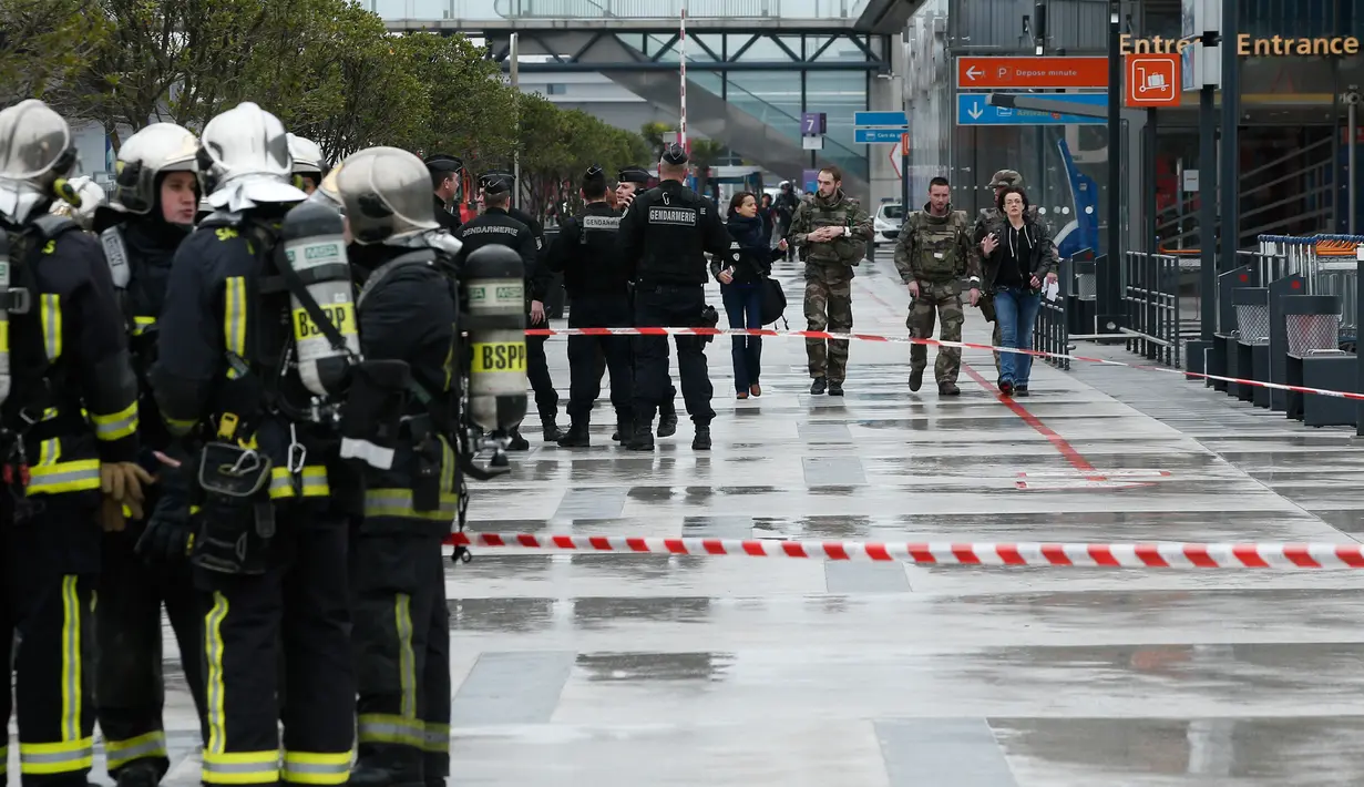 Suasana di depan Bandara Orly usai terjadi insiden penembakan, Prancis, Sabtu (18/3). Sumber kepolisian mengatakan, pelaku tewas berkat tembakan tentara di lokasi kejadian. (AP Photo)
