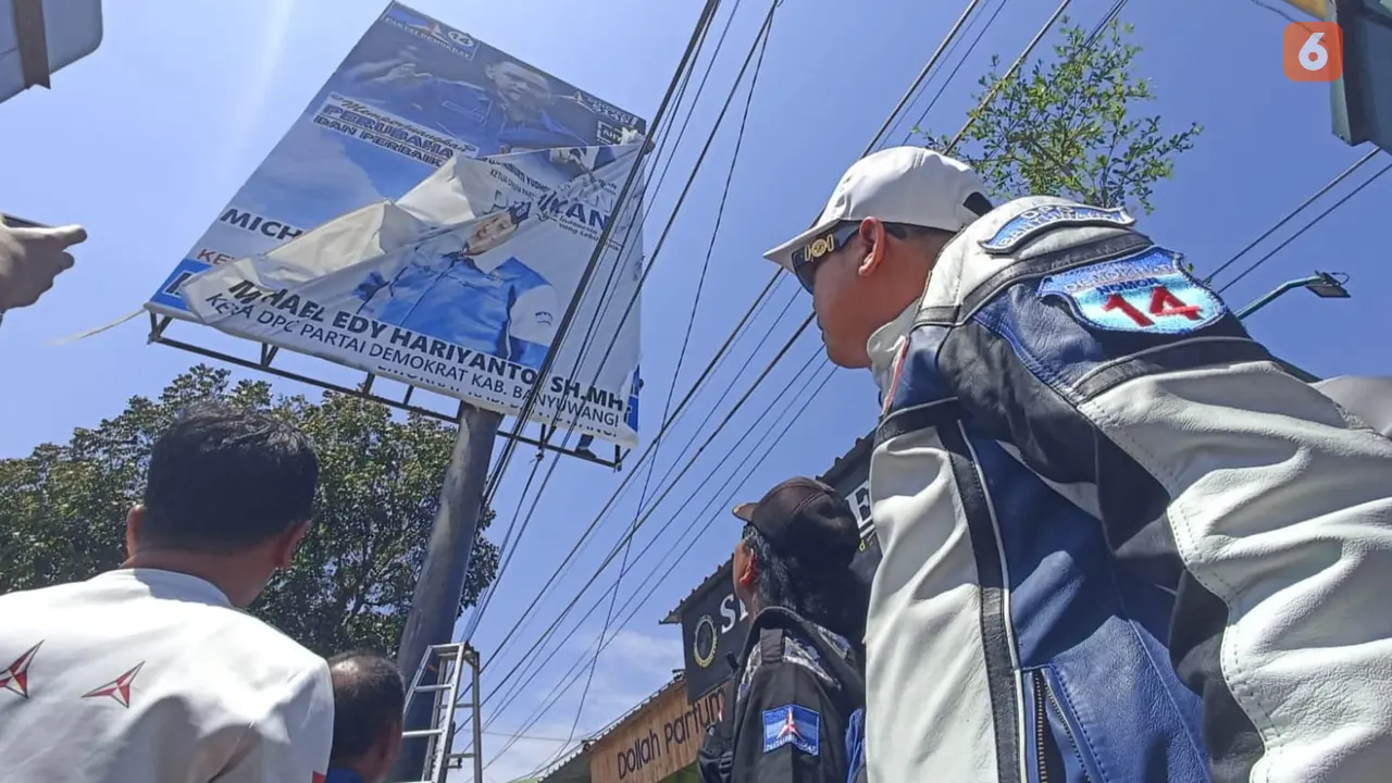 Ketua DPC Partai Demokrat Banyuwangi Michael Edy Hariyanto  memimpin langsung penurunan baliho bergambar Anies Baswedan di sejumlah titik di Banyuwangi (Hermawan Arifianto/Liputan6.com)