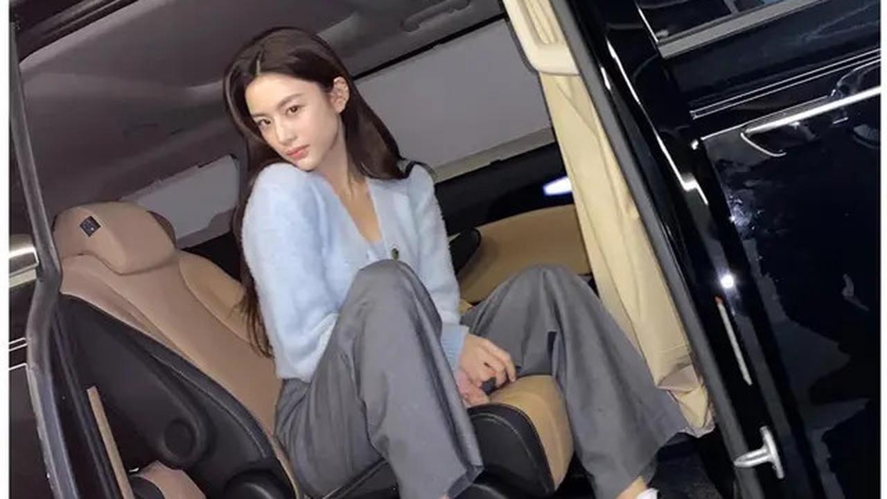 6 Ide Padu Padan Outfit Nongkrong ala Go Yoon Jung, Tampil Kece di Kafe
