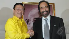 Ketua Umum DPP Partai Golkar versi Munas Ancol, Agung Laksono, bertemu dengan Ketua Umum DPP Partai Nasdem Surya Paloh di Kantor DPP Partai Nasdem di Gondangdia, Jakarta Pusat, Rabu (11/3/2015). (Liputan6.com/Herman Zakharia)