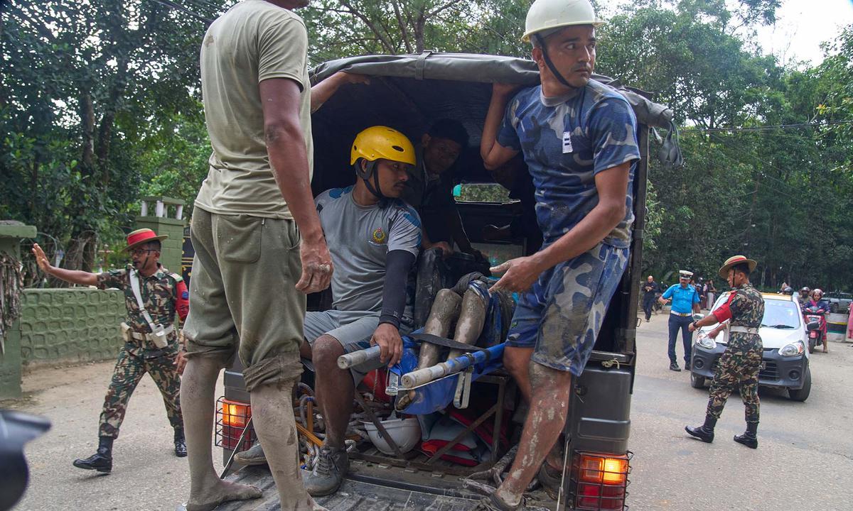 Helikopter Evakuasi Korban Banjir Bandang di Nepal