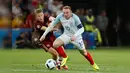 Wayne Rooney (kanan) berusaha melewati hadangan Oleg Shatov saat laga perdana Grup B Euro 2016 di Stade Velodrome, Marseille, Prancis (11/6). Inggris dan Rusia berbagi angka setelah bermain imbang 1-1. (Reuters/ Yves Herman)