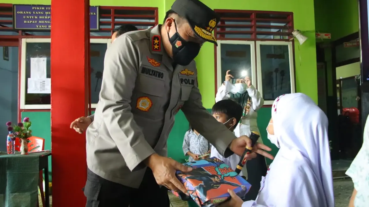 Kapolda Sulut memberikan bingkisan kepada siswa SD Islam Manado yang mengikuti vaksinasi.