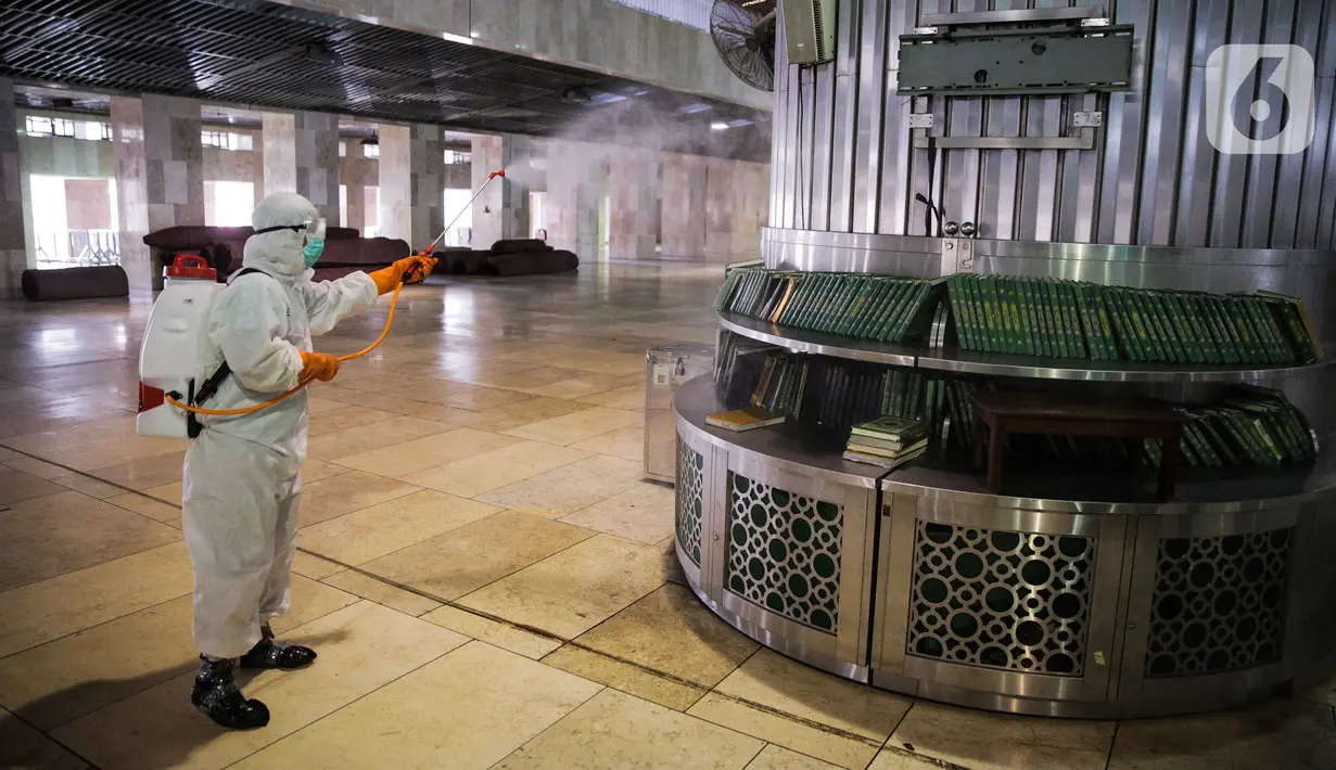 Petugas menyemprotkan cairan disinfektan saat sterilisasi area ibadah di Masjid Istiqlal, Jakarta Pusat, Jumat (13/3/2020). Pembersihan oleh petugas gabungan tersebut untuk mencegah penyebaran virus corona COVID-19 di lingkungan Masjid Istiqlal. (Liputan6.com/Faizal Fanani)
