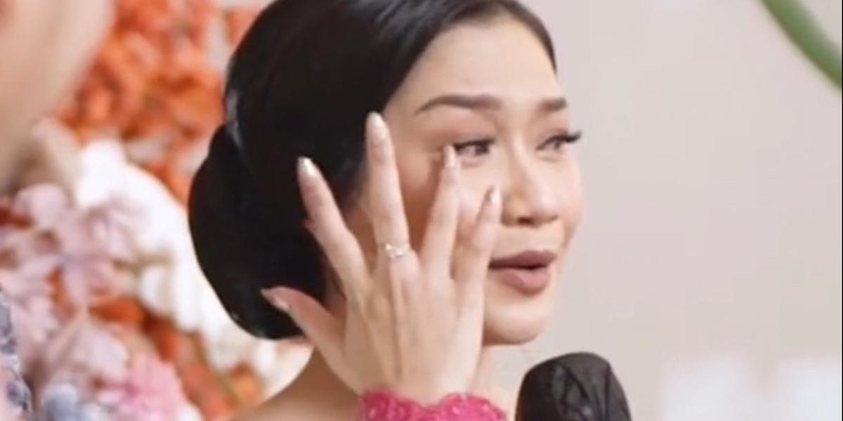 "Aku menerima lamaran kamu, untuk menjadi istriku. Eh untuk menjadi istrimu. Maaf grogi. Kita ulangin ya," ucap Chae sambil sedikit terisak.