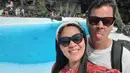 Air tetap menjadi pilihan Gracia Indri dan Jeffry untuk menjadi latar belakang foto mereka. Meski hanya kolam renang tapi wajah keduanya tetap ceria (Foto: Instagram/@graciaz14)