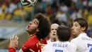 Gelandang Timnas Belgia, Marouane Fellaini (kiri) mencoba lolos dari kawalan dua pemain AS saat berlaga di 16 besar Piala Dunia 2014 di Stadion Fonte Nova, Salvador, (2/7/2014). (REUTERS/Sergio Moraes)