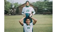 5 Potret Maternity Shoot Hansamu Yama dan Istri, Pakai Jersey Timnas (sumber: Instagram.com/yolla_wedding_planner)