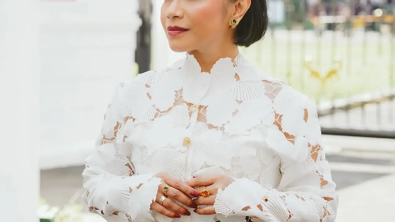Gaya Ruth Sahanaya di Penurunan Bendera Merah Putih, Kebaya Modifikasi yang Anggun Berpadu Wastra Indonesia