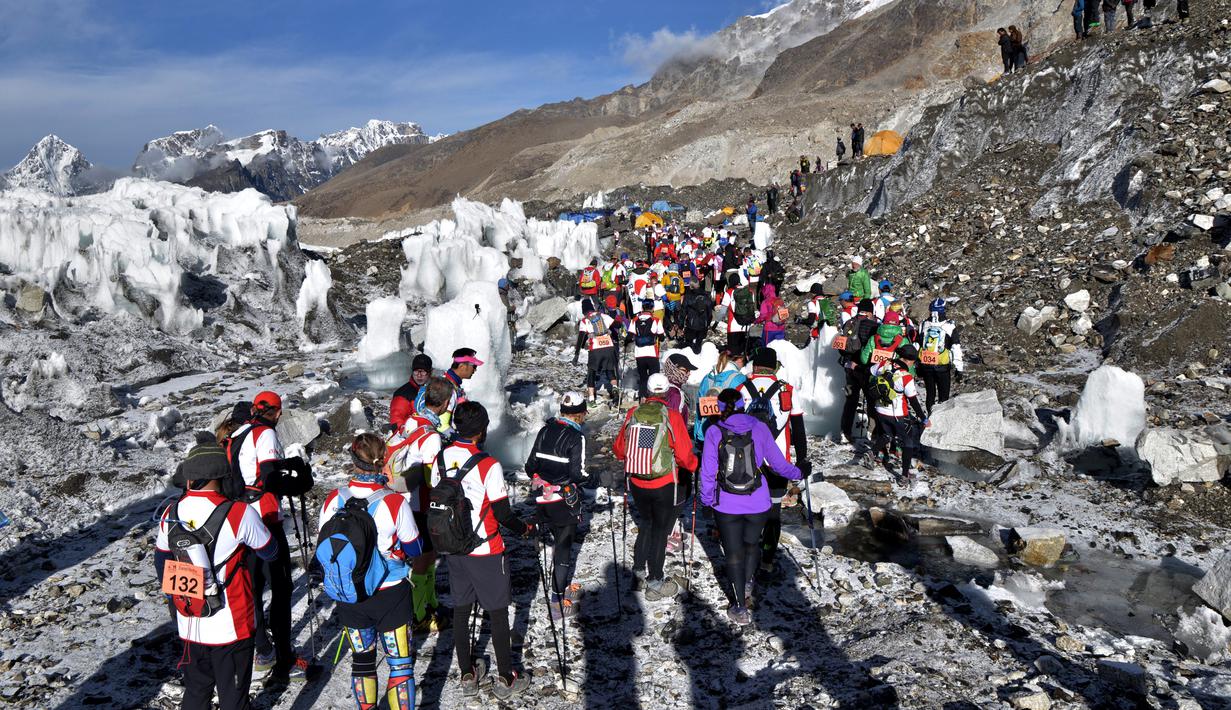 Sejumlah peserta memulai lomba lari maraton di Gunung Everest, Nepal, Minggu (29/5). Lebih dari 150 pelari lokal dan dari negara lain berpartisipasi dalam lomba lari maraton tertinggi di dunia tersebut. (HO/HIMEX/AFP)