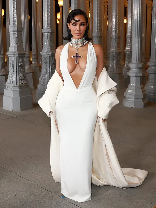 8 Gaya Mewah Seleb Hadiri LACMA Art + Film Gala 2024, Kim Kardashian, Emily Ratajkowski, hingga Mun Ka Young