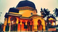 Masjid Raya Al-Osmani sudah berumur 160 tahun. Bangunannya megah dengan dinding yang terukir kuning dan bergaya arsitek asia dan eropa.