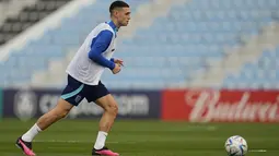 Gelandang Inggris Phil Foden mengikuti latihan selama sesi latihan resmi timnas jelang bertemu Prancis pada babak perempat final Piala Dunia 2022, di Al Wakrah Sports Complex, di Al Wakrah, Qatar, Rabu (7/12/2022). Skuad berjulukan The Three Lions itu tak terkalahkan sejak fase grup hingga perempat final. (AP Photo/Abbie Parr)
