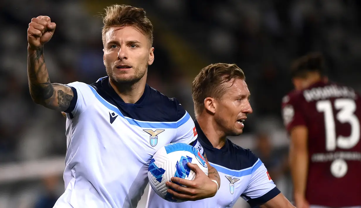 Ciro Immobile. Striker Lazio asal Italia berusia 31 tahun yang kini memasuki musim keenamnya bersama le Aquile telah mencetak 13 gol hingga akhir tahun di Liga Italia. Lazio sendiri hingga kini masih tertahan di posisi ke-8 klasemen sementara Liga Italia. (AFP/Marco Bertorello)