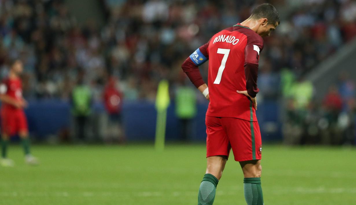Bintang Portugal, Cristiano Ronaldo, tampak kecewa usai negaranya tersingkir dari semifinal Piala Konfederasi di Kazan Arena, Kazan, Rabu (28/6/2017). Portugal kalah adu penalti 0-3 dari Cile. (EPA/Mario Cruz)