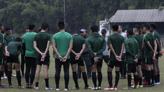 Pemain Timnas Indonesia U-19 mendengarkan arahan Pelatih Fakhri Husaini usai latihan di Stadion Padjadjaran, Bogor, Kamis (26/9). (Bola.com/Yoppy Renato)