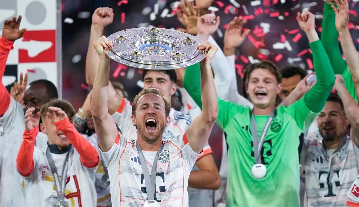 Usahanya akhirnya berbuah hasil trofi Bundesliga ke-33 untuk Bayern, dan trofi pertama sepanjang hidup bagi Kane. (AP Photo/Matthias Schrader)