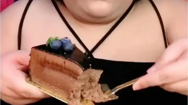 Youtuber China Tiba-tiba Tewas Saat Siaran Langsung Mukbang, Kerap Makan Tanpa Henti Selama 10 Jam