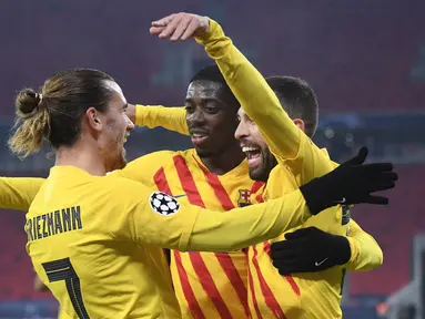 Pemain Barcelona merayakan gol yang dicetak Antoine Griezmann ke gawang Ferencvaros pada laga lanjutan Liga Champions di Puskas Arena, Kamis (3/12/2020) dini hari WIB. Barcelona menang 3-0 atas Ferencvaros. (AFP/Attila Kisbenedek)