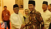 Presiden Joko Widodo bersalaman dengan Wakil Ketua MPR (kedua kiri) Oesman Sapta saat acara buka bersama di rumah Wakil Ketua MPR Oesman Sapta di Jakarta, Jumat (24/6). (Liputan6.com/Johan Tallo)