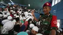 Petugas TNI menjaga keamanan di Stasiun Juanda, Jakarta, Sabtu (11/2). Mereka adalah massa yang sebelumnya menggelar kegiatan di Masjid Istiqlal dengan agenda zikir dan tausiyah nasional. (Liputan6.com/Immanuel Antonius)