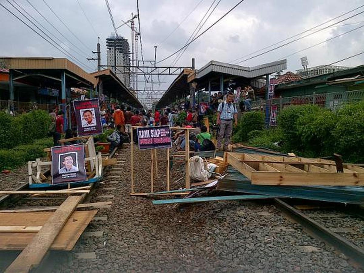 Ratusan pedagang dan mahasiswa blokir jalur KRL di Depok