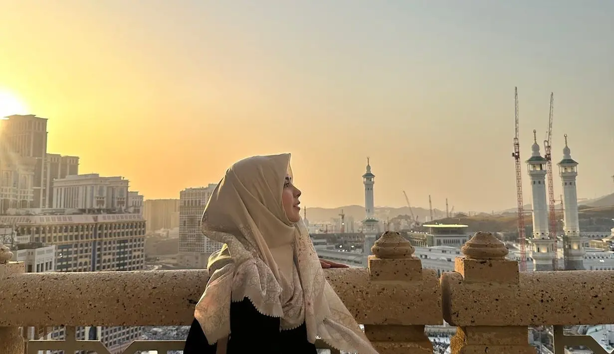 Naik haji jalur undangan Raja Arab, begini tampilan anggun Risty Tagor kenakan abaya hitam dan hijab bermotifnya.  [@ristytagor]