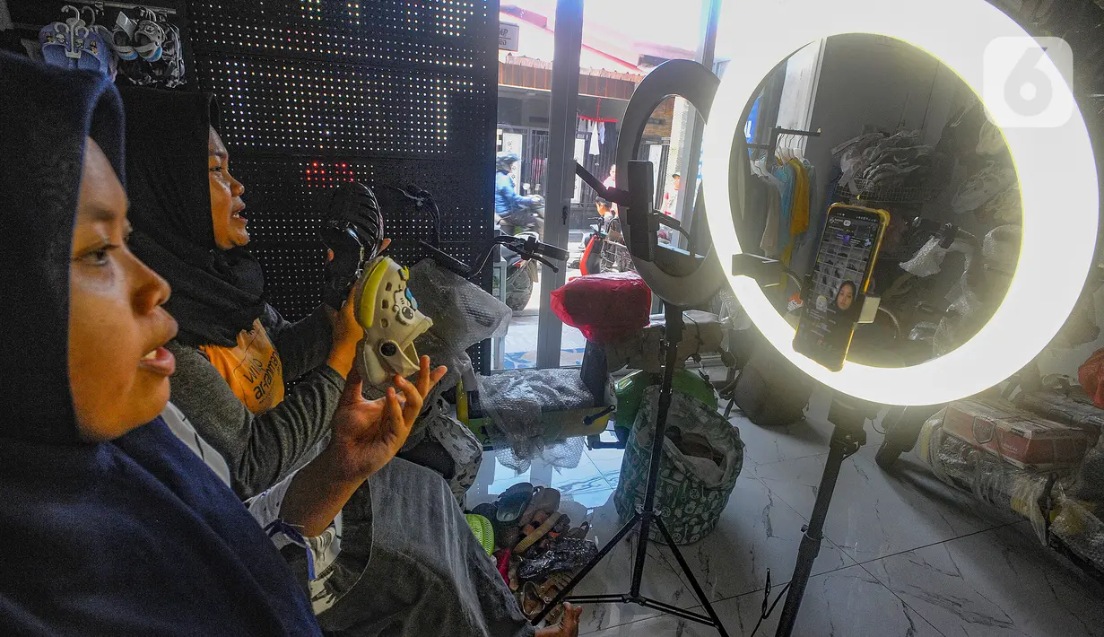 Kembalinya TikTok Shop disambut baik oleh sejumlah pelaku UMKM, termasuk pedagang online untuk memasarkan dan menjual produknya. (merdeka.com/Arie Basuki)