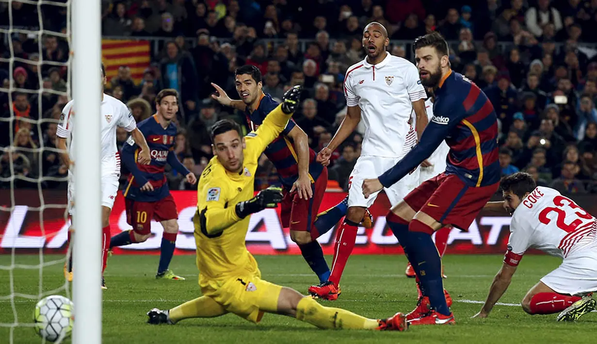 Proses terjadinya gol yang diciptakan oleh bek Barcelona, Gerard Pique, ke gawang Sevilla. Gol kemenangan Barca tercipta pada menit ke-48. (Reuters/Albert Gea)