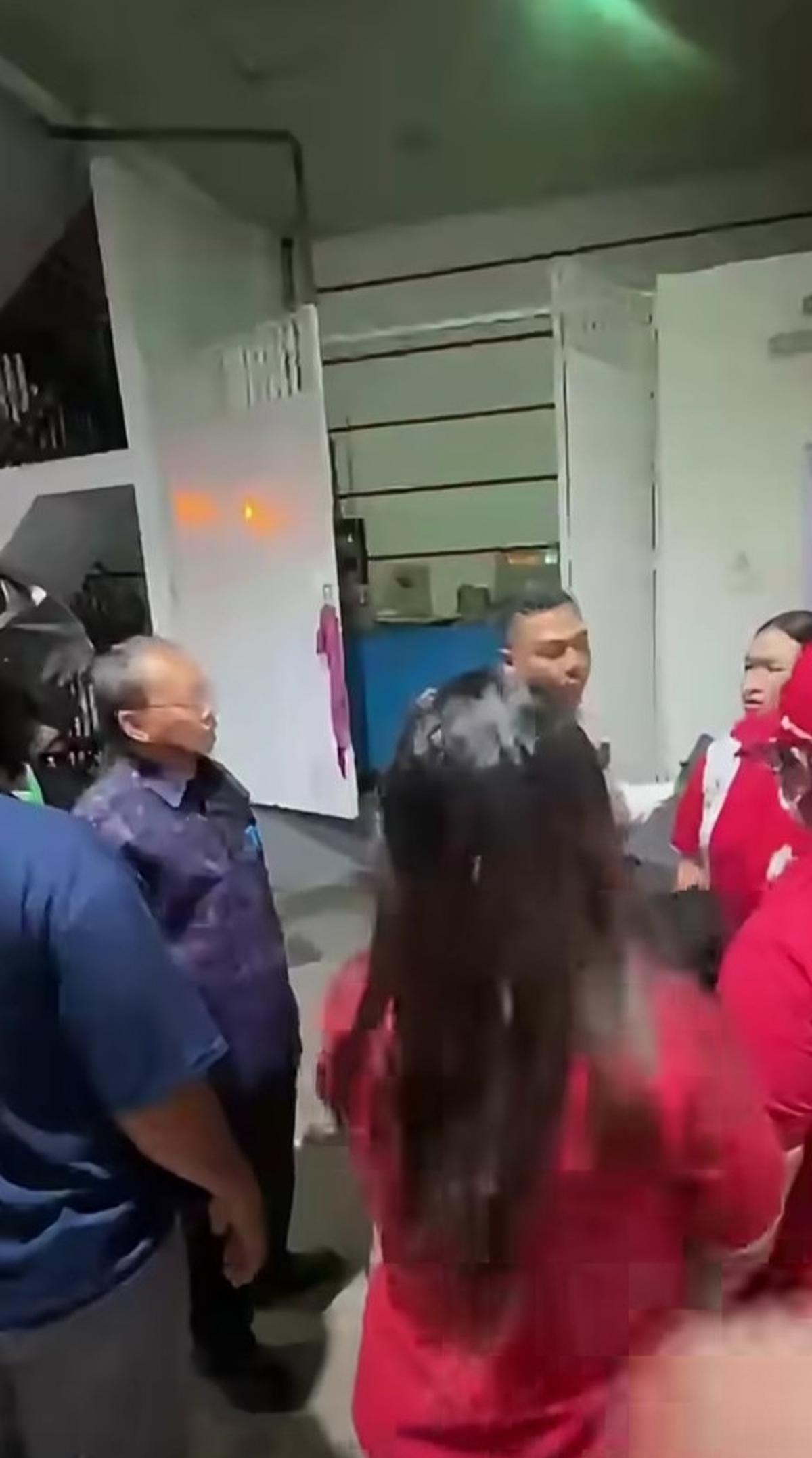 Tangkapan layar video viral koster berselisih dengan petugas spbu.