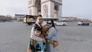Raffi dan Nagita juga menjalani pemotretan dengan latar belakang salah satu ikon di Paris. Merupakan tempat wisata mewah dan menjadi salah tempat wisata yang sangat populer di Prancis. [Instagram/raffinagita1717]