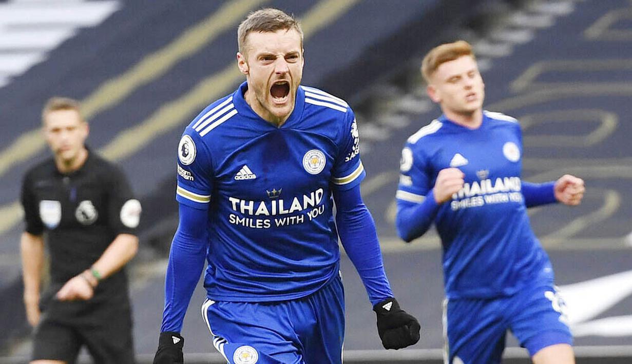 Jamie Vardy. Striker andalan Leicester City yang telah membela The Foxes sejak awal musim 2012/2013 ini sukses mencatatkan namanya sebagai top skor Liga Inggris sebanyak 1 kali, yaitu pada musim 2019/2020. Pemain yang kini berusia 35 tahun ini berhasil mengemas 23 gol di musim tersebut. (AP/Pool/Andy Rain)