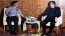 Kapolri Jendral Pol Tito Karnavian (kiri) berbincang dengan Ketua DPR Bambang Soesatyo disela acara penandatanganan di Kompleks Parlemen, Senayan, Jakarta, Rabu (14/2). (Liputan6.com/JohanTallo)