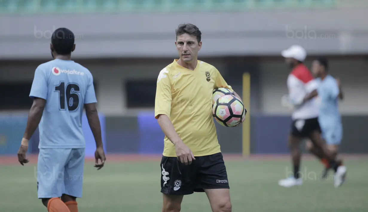 Pelatih Timnas Fiji, Christope Gamel, memimpin latihan jelang laga melawan Indonesia di Stadion Patriot, Bekasi, Jumat, (1/9/2017). Fiji akan menjalani laga Persahabatan melawan Indonesia. (Bola.com/M Iqbal Ichsan)