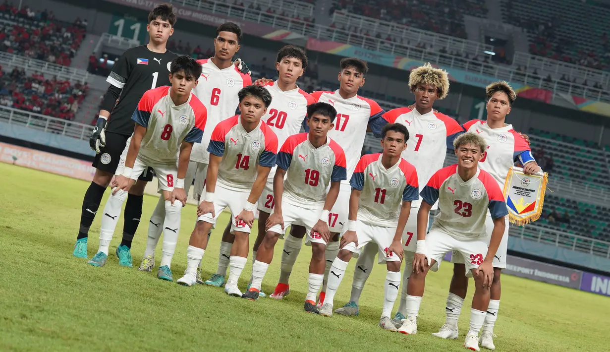 <p>Starting XI Timnas Filipina U-19 berfoto bersama jelang menghadapi Indonesia U-19 pada laga Grup A Piala AFF U-19 2024 di Stadion Gelora Bung Tomo, Surabaya, Rabu (17/7/2024). (Dok. PSSI)</p>
