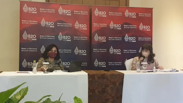 Shinta Kamdani (Kanan), Ketua Umum dan WKU Koordinator Maritim, Investasi dan Luar Negeri sekaligus Ketua Penyelenggara B20. (Dok Kadin)