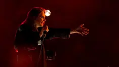 Bintang rock Ozzy Osbourne tampil dalam upacara penutupan Commonwealth Games di Alexander Stadium, Birmingham, Inggris, 8 Agustus 2022. Osbourne memberikan penampilan kejutan di upacara penutupan Commonwealth Games. (David Davies/PA via AP)