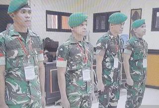 Empat prajurit yang menjadi terdakwa dalam kasus penganiayaan hingga menewaskan Prada Lucky Chepril Saputra Namo divonis 6,5 tahun penjara dikurangi msa tahanan sementara, disertai pidana tambahan berupa pemecatan dari dinas militer Cq. TNI Angkatan Darat (AD). (Foto: Antara)