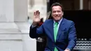 Gubernur California ke-38, Arnold Schwarzenegger tersenyum saat mengendarai sepeda untuk bertemu Walikota Paris, Anne HIdalgo di Paris (11/12). Schwarzenegger berada di Paris untuk menghadiri pertemuan puncak iklim One Planet.  (AFP Photo / Alain Jocard)