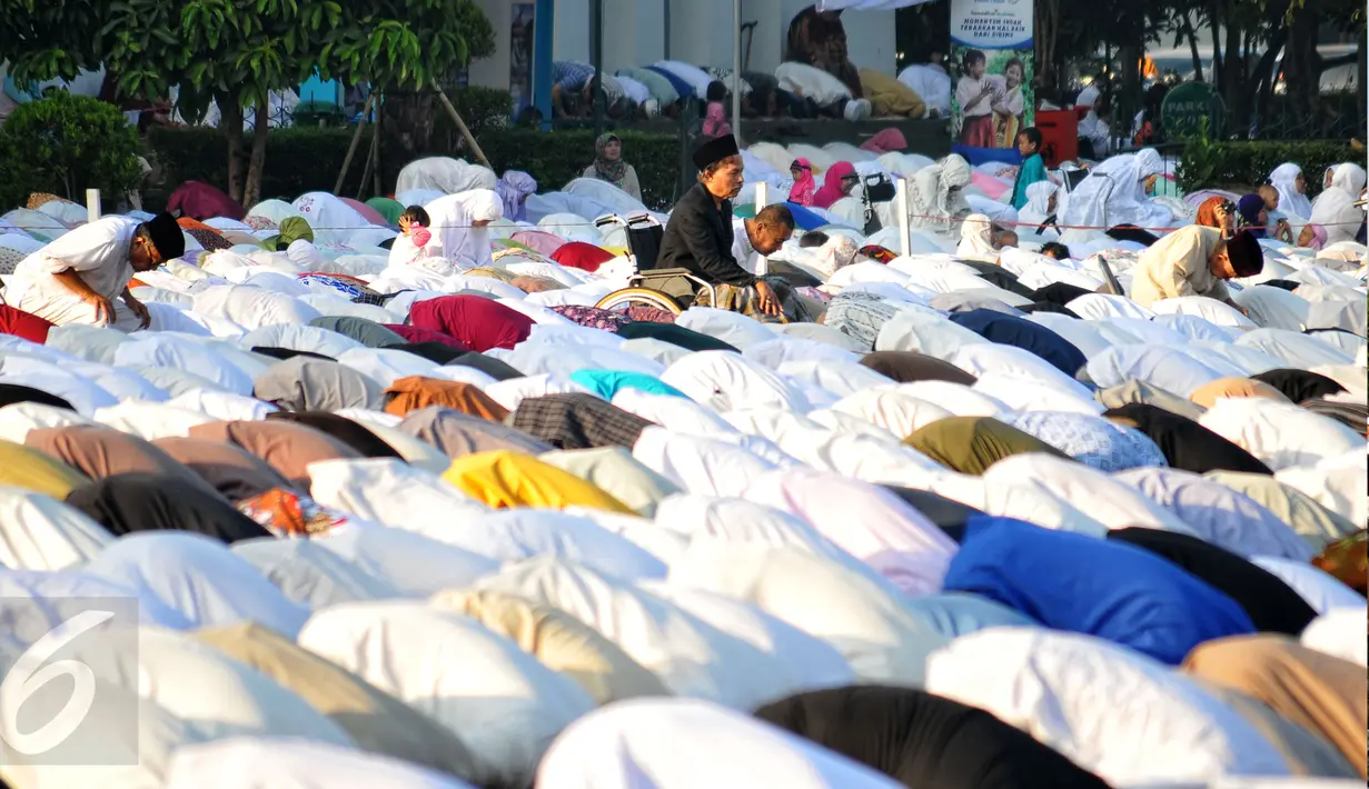 Ribuan umat muslim menunaikan ibadah salat Idul Fitri 1 Syawal 1436 H di Masjid Agung Al Azhar Jakarta, Jumat (17/7/2015). Salah satu warga terlihat khusyuk saat melaksanakan salat Id di halaman Masjid Agung Al Azhar. (Liputan6.com/Yoppy Renato)