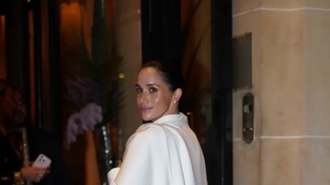 Debut Meghan Markle di Paris Fashion Week, Tampilan Polosan dengan All White dan Nyaris Tanpa Makeup